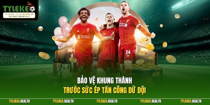 Bảo vệ khung thành trước sức ép tấn công dữ dội